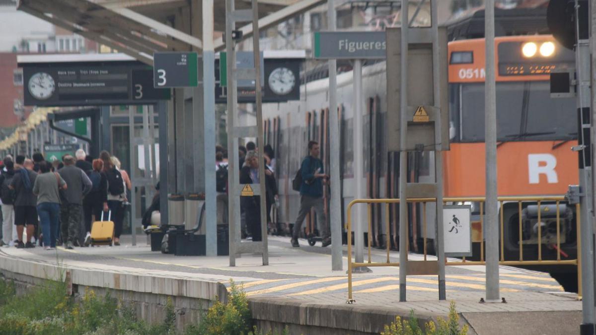 Usuaris de la línia R11 a l’estació de Figueres, aquest dilluns