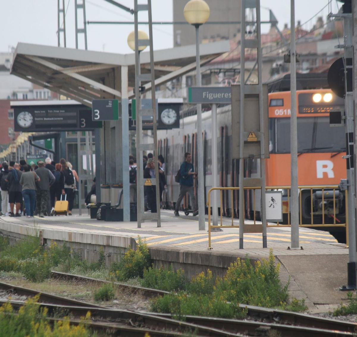 Usuaris de la línia R11 a l’estació de Figueres, en una imatge d'arxiu.