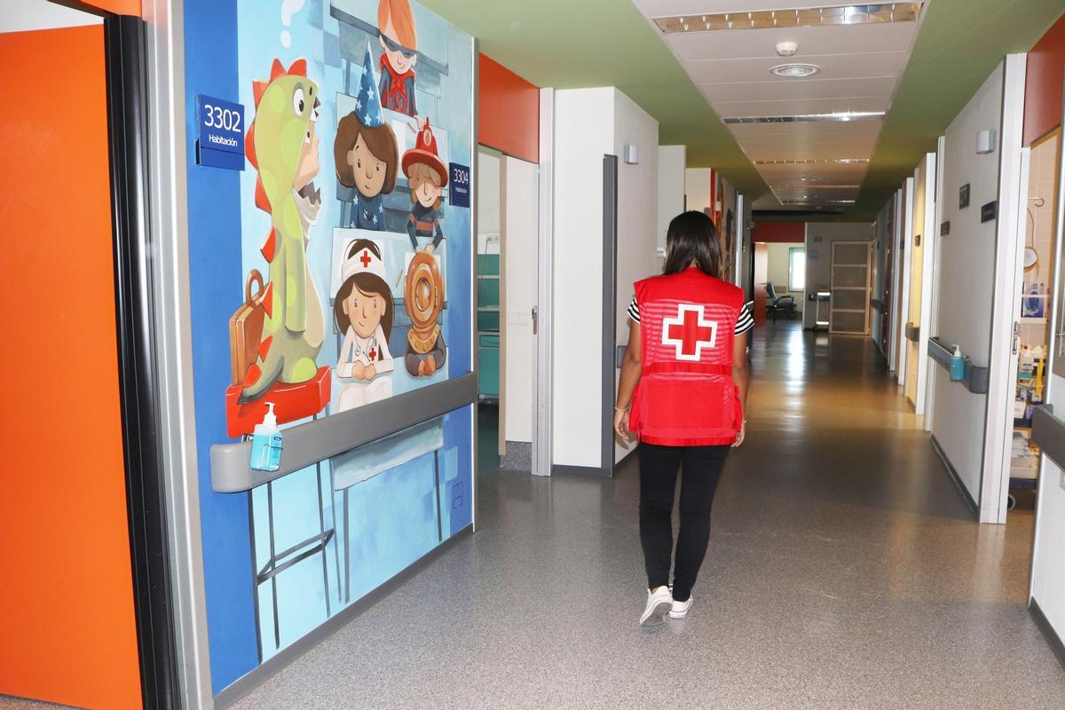 Voluntaria de Cruz Roja en el programa de atención a la infancia hospitalizada.