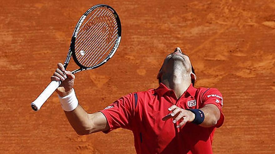 Djokovic se lamenta durante el partido ante Vesely.