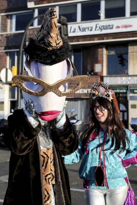 Visita de la sardina del antroxu a la redacción de LA NUEVA ESPAÑA Gijón.