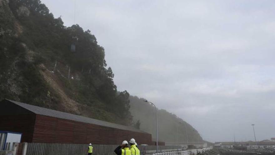 Operarios, ayer, supervisando el trabajo del helicóptero en Cudillero. | mara villamuza