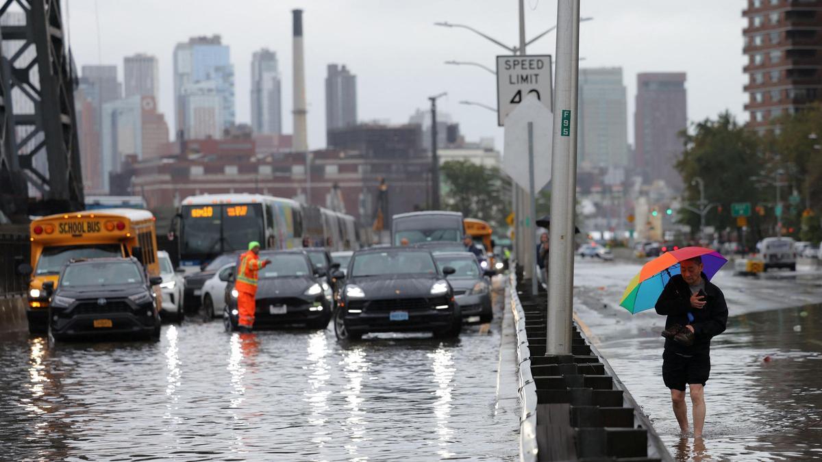La tormenta tropical Ofelia provocan inundacionesautos en FDR Drive de Nueva York.