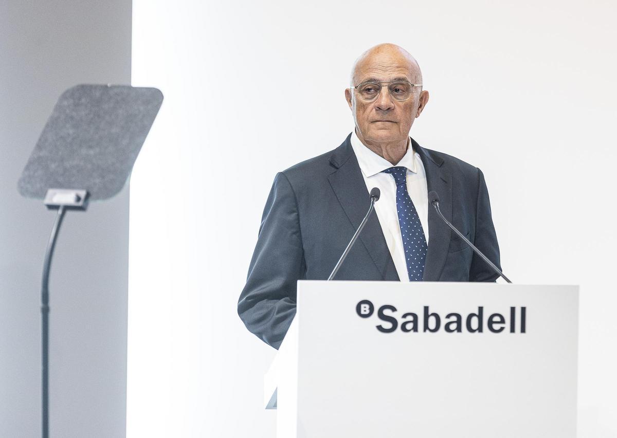 El presidente del Sabadell, Josep Oliu, durante la última junta de la entidad.