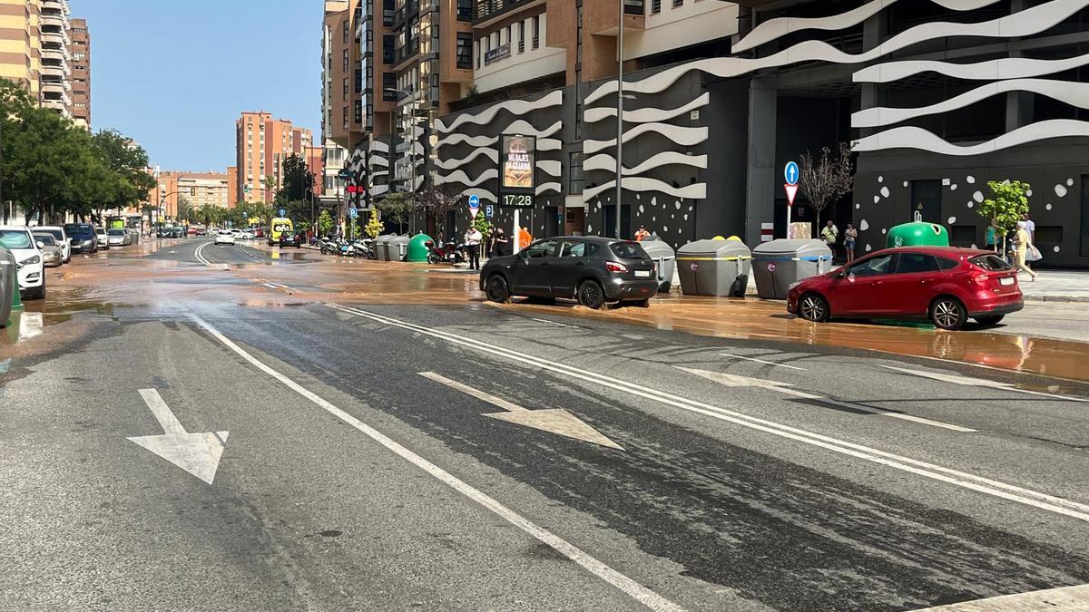 Zona de la calzada de la avenida de la Aurora afectada por la rotura de la tubería.