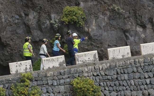 13/07/2016 Visita del presidente del Cabildo de Tenerife Carlos Alonso  junto a Técnicos para ver in situ el estado del derrumbe del talúd de la carretera que lleva a la Punta de Teno.José Luis González