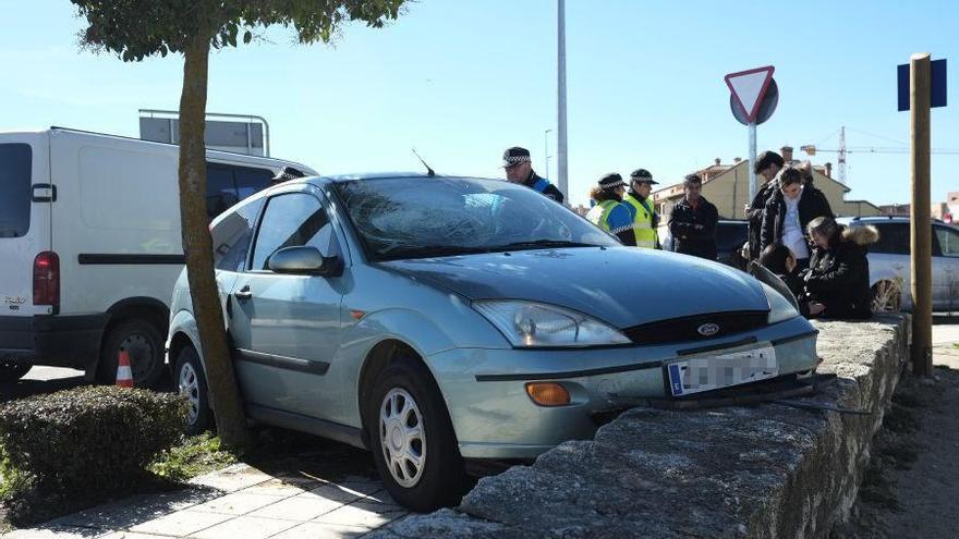 El coche implicado en el accidente de Los Pelambres, empotrado contra el muro del paseo del río