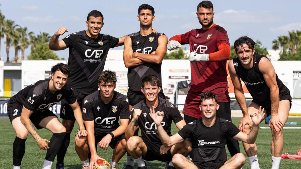 Los jugadores del Castellonense se preparan para disputar un nuevo partido.