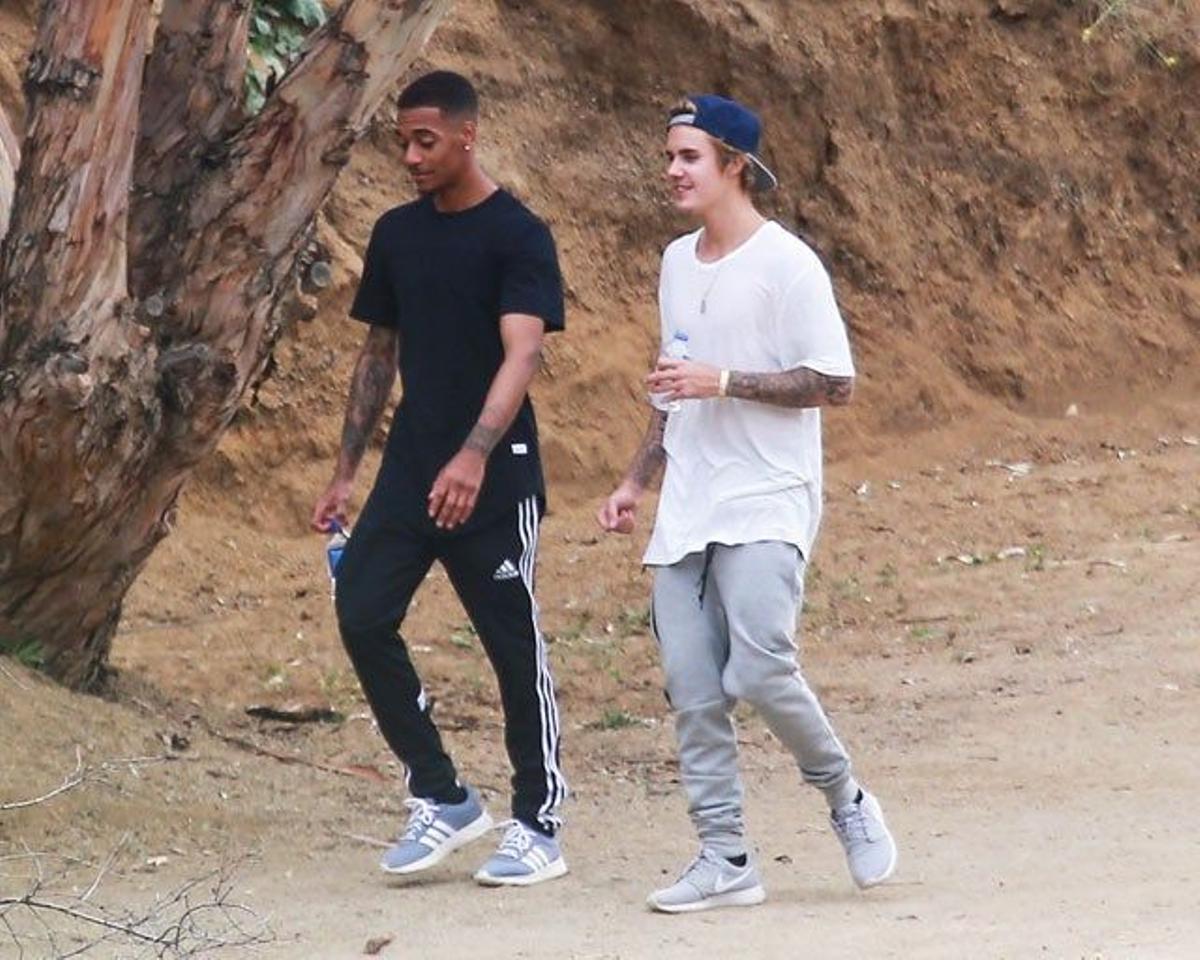 Justin Bieber habla con su amigo mientras caminan