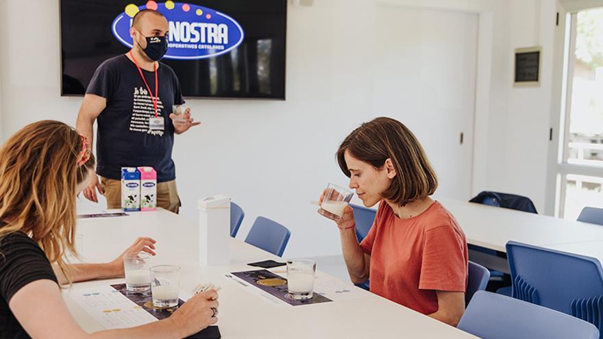 Tast de productes al CCILLET durant la visita guiada a l’EVAM