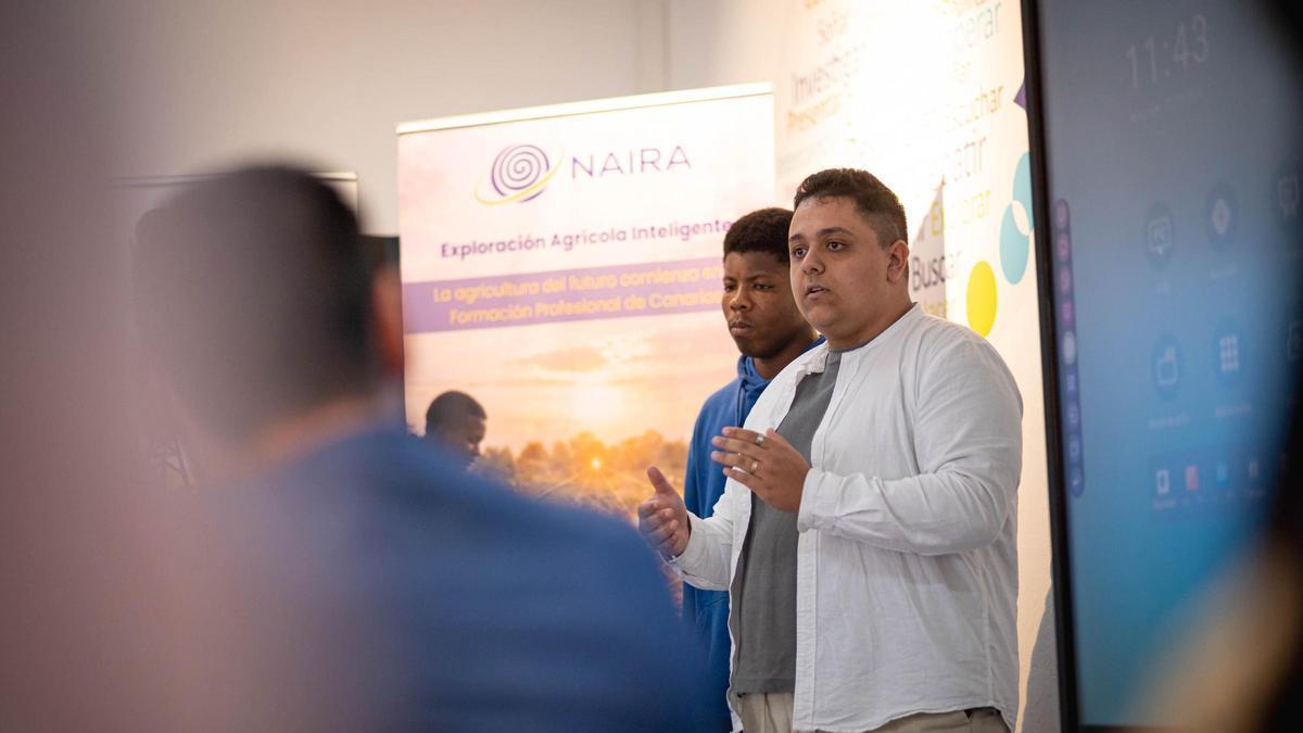Los alumnos Mamadou Diame (izquierda) y Ancor González durante la presentación del proyecto Naira.