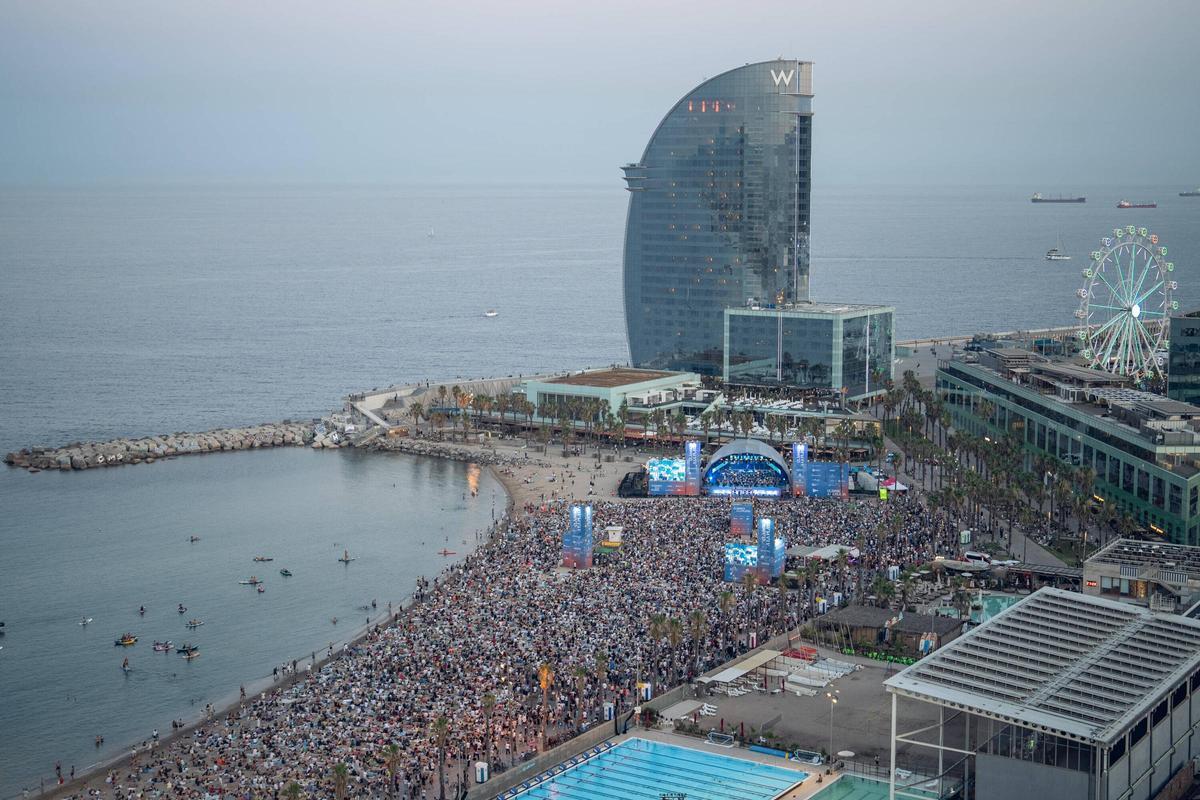 Gran Gala de Ópera de Clàssica a la Platja desde la playa de Sant Sebastià durante el concierto gratuito del Gran Teatre del Liceu