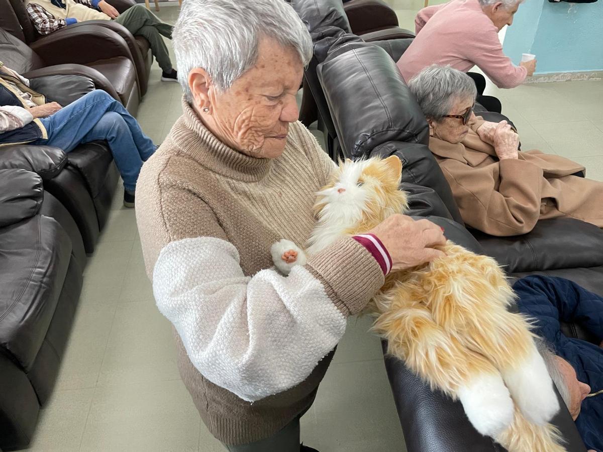 'Estrellita', la nueva mascota robótica en el Centro de Día Acaymo.