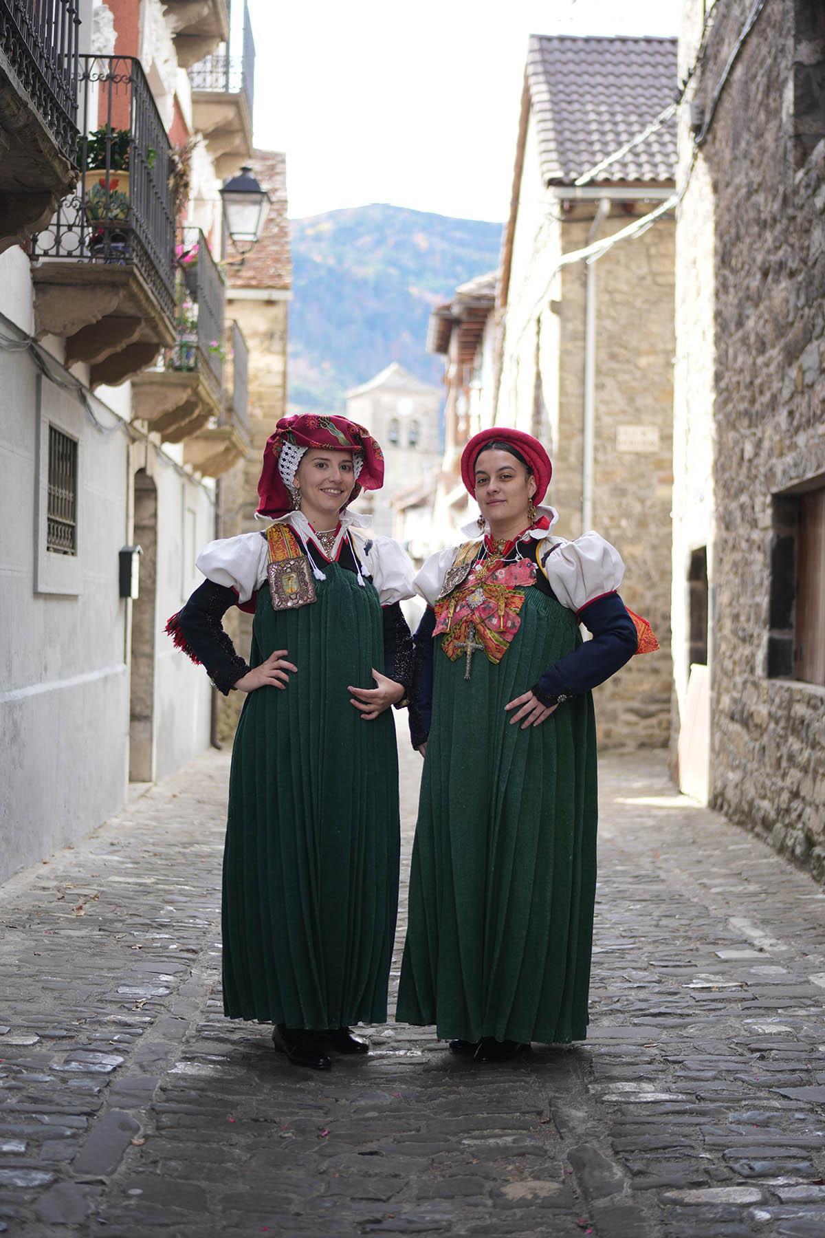 Traje tradicional de Ansó, considerado uno de los más antiguos de Europa. El Día del Traje Típico Ansotano es una Fiesta de Interés Turístico Nacional.
