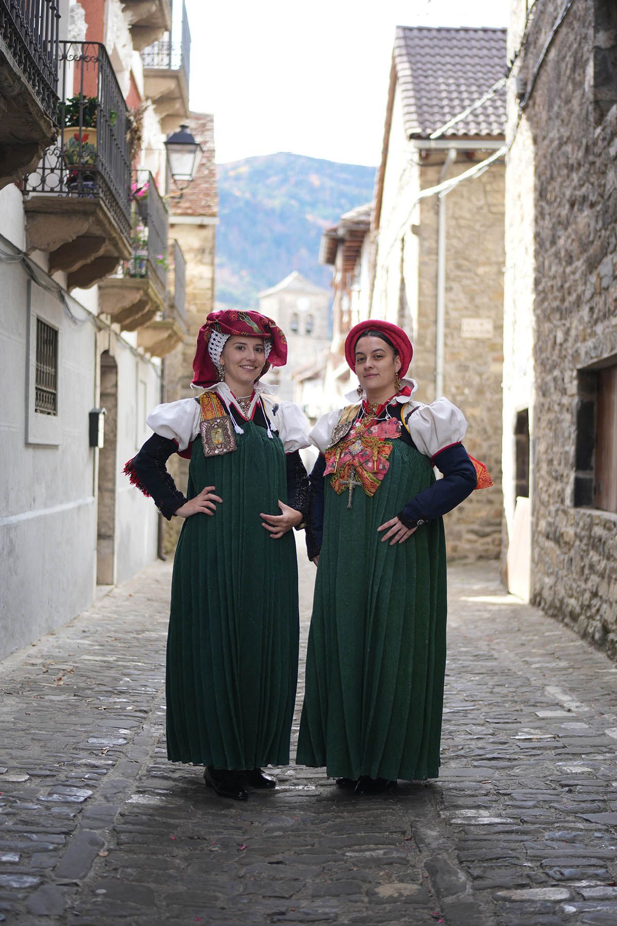 Traje tradicional de Ansó, considerado uno de los más antiguos de Europa. El Día del Traje Típico Ansotano es una Fiesta de Interés Turístico Nacional.