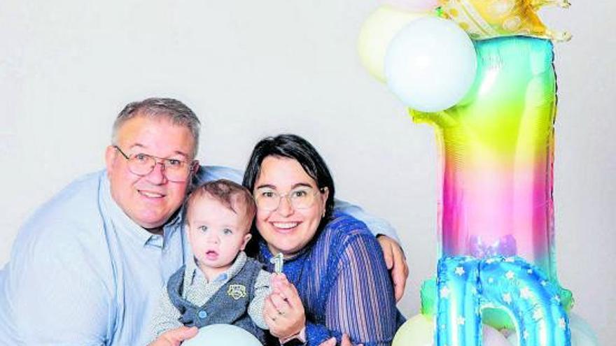 El pequeño, que hace muy felices a sus padres, en la fiesta de su primer cumpleaños. | EL PERIÓDICO