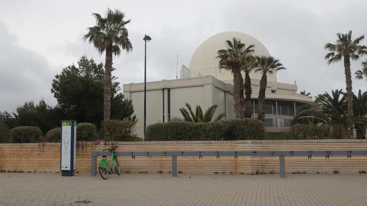 El Planetario de Castelló está situado junto a la playa del Pinar.