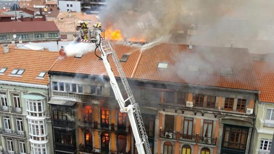 Las llamas arrasan un edificio histórico en la calle Uría de Oviedo