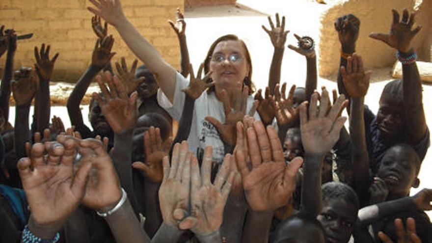 Conxa Mestres, entre un grupo de alumnos de la escuela que creó en Burkina Faso.