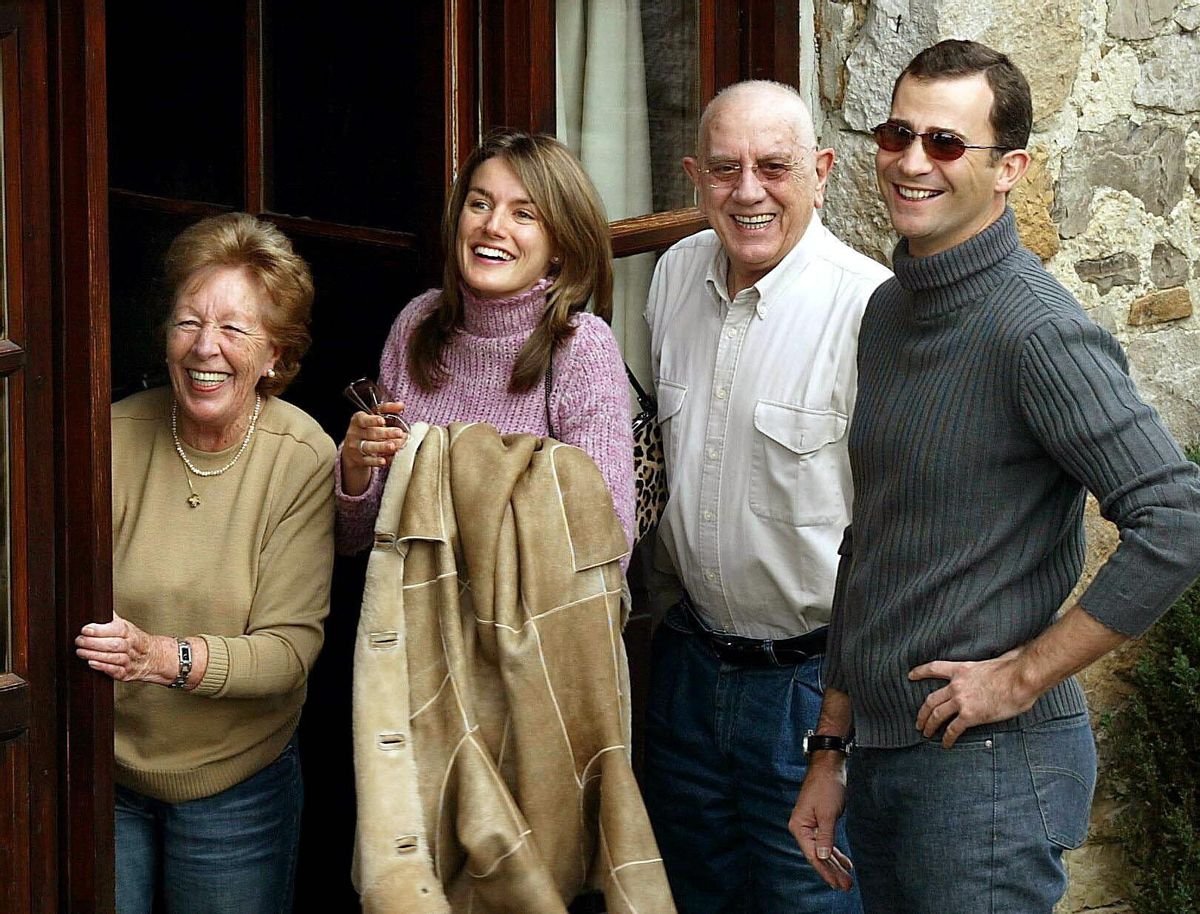 El abuelo paterno de la Princesa de Asturias, doña Letizia Ortiz, José Ortiz, junto a su esposa Menchu Alvarez del Valle y los Príncipes de Asturias, en su casa de la La Arquera en Sardéu en Ribadesella. José Luis Ortiz Velasco, de 82 años, falleció hoy víctima de una dolencia pulmonar que sufría desde hace años, en su casa de la localidad de Sardéu, en el municipio asturiano de Ribadesella, en la que residía junto a su esposa.