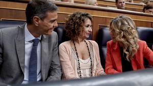 El presidente del Gobierno, Pedro Sánchez, la vicepresidenta primera, María Jesús Montero, y la vicepresidenta segunda, Yolanda Díaz, durante una sesión de control en el Congreso. 