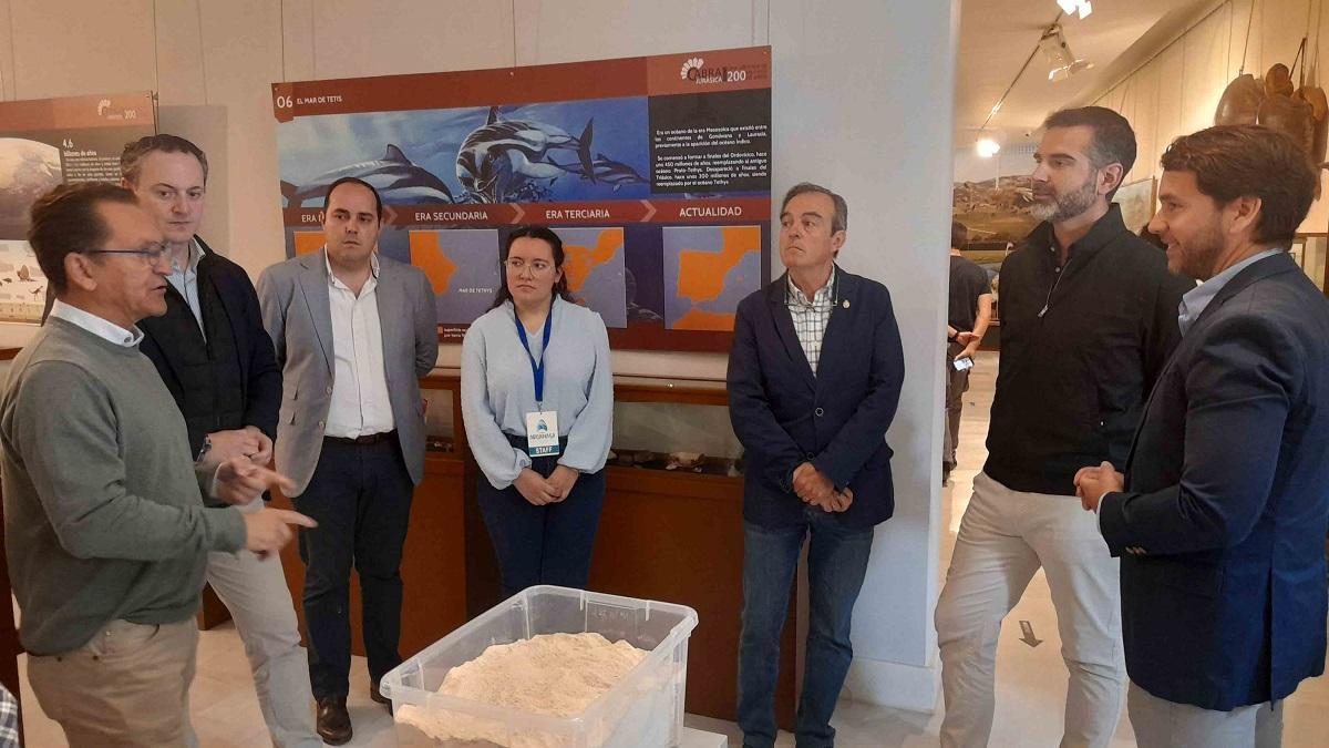 Consejero de Medio Ambiente, Ramón Fernández Pacheco, en la exposición Cabra Jurásica.