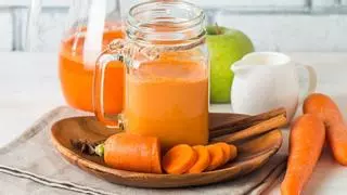 El batido detox de zanahoria y manzana para conseguir un vientre plano mientras potencias el moreno