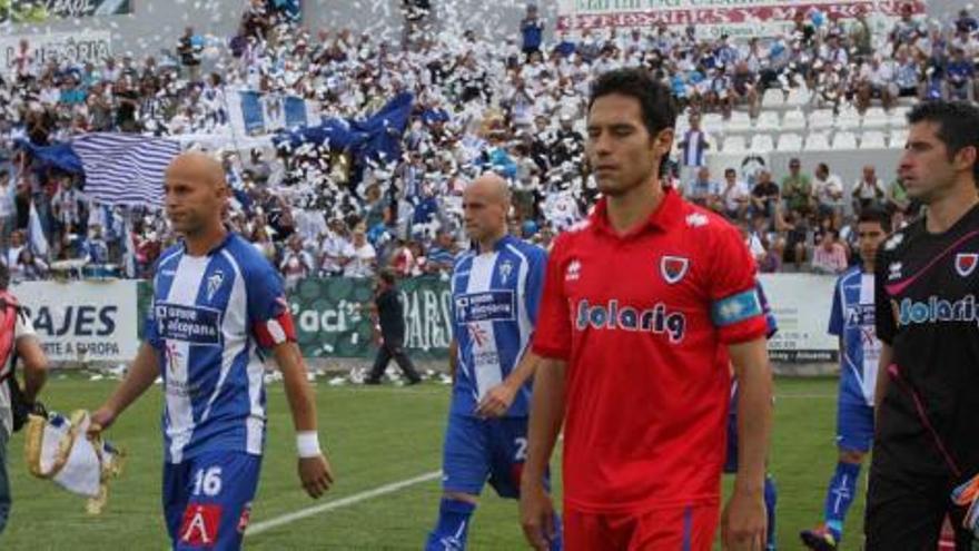 Los jugadores saliendo al terreno de juego en el primer encuentro disputado Segunda A.