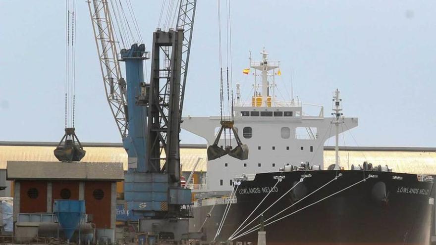 Descarga de un buque en el puerto de Avilés.