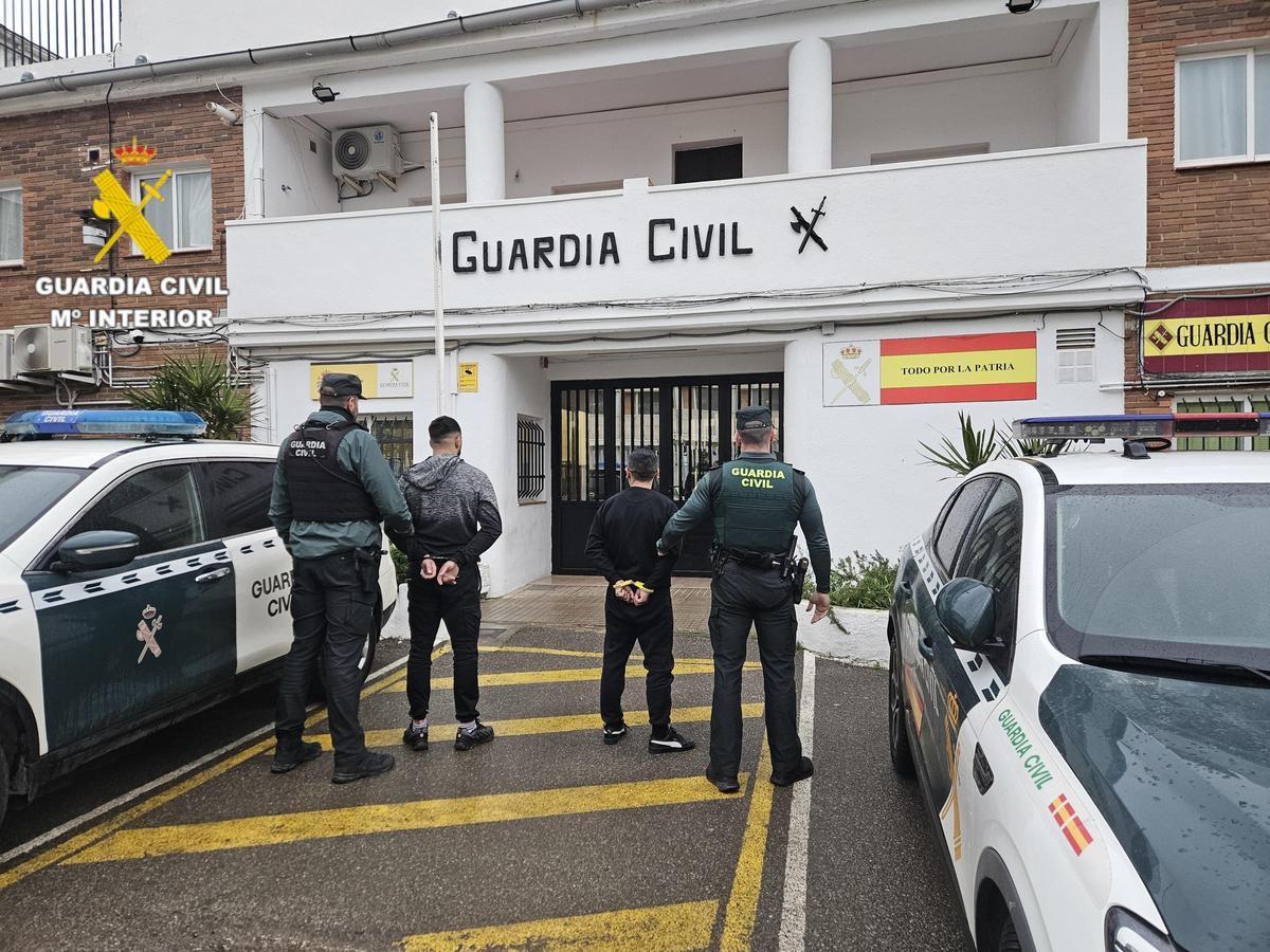 Dos de los detenidos en la intervención policial.