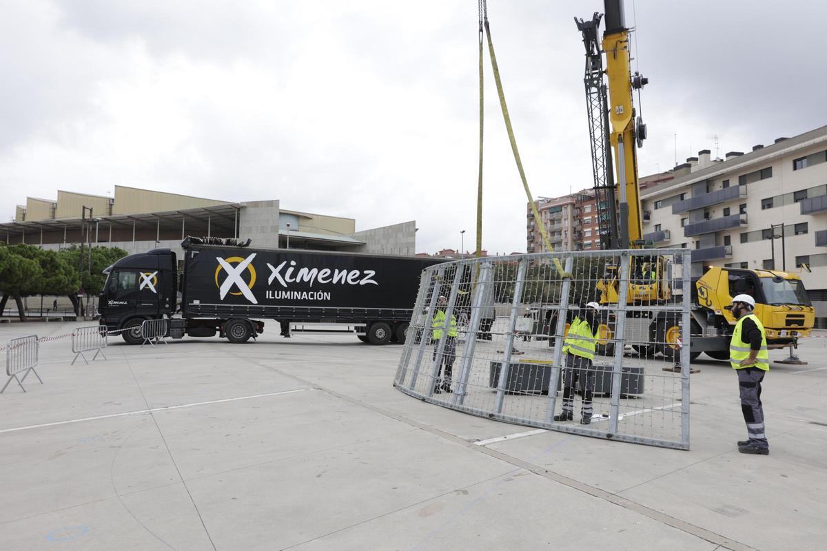 Badalona empieza a instalar su árbol de Navidad gigante