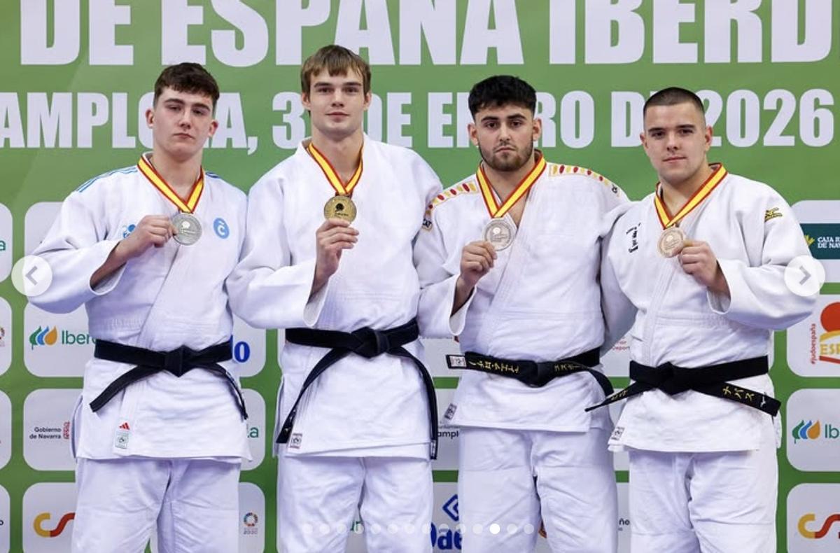 Guillem Lozano, el segon per la dreta, al podi de la seva categoria, a Pamplona