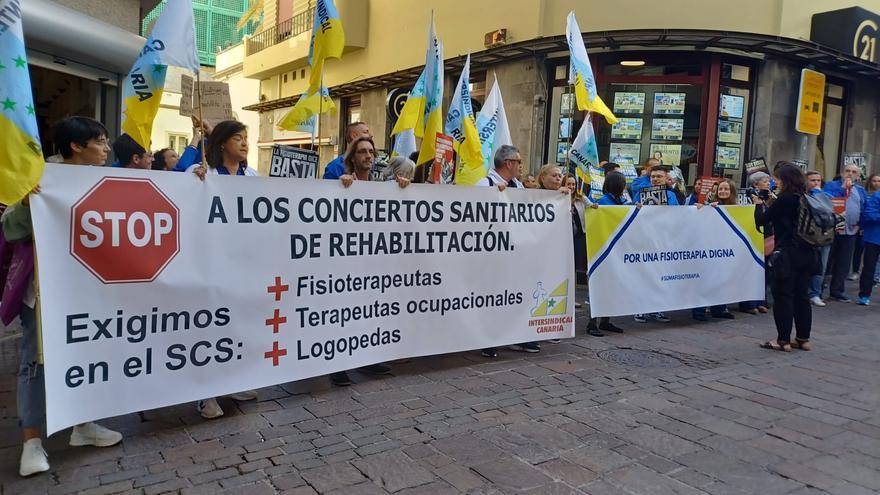 Protesta de los fisioterapeutas en las proximidades del Parlamento de Canarias