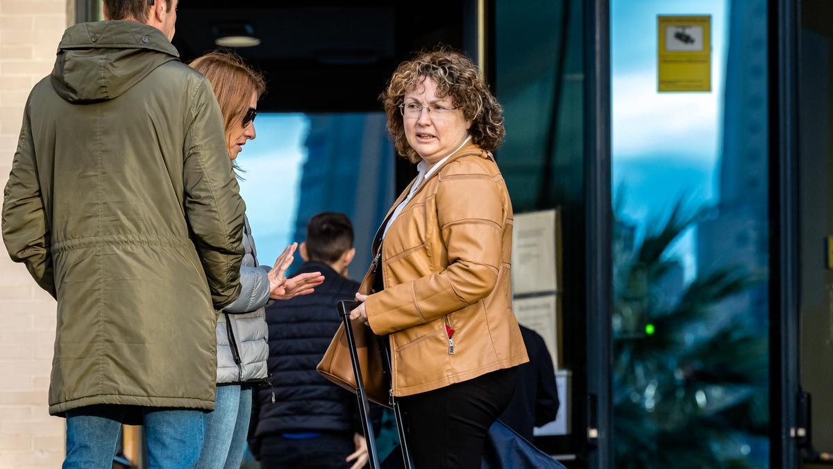 La abogada de la acusación particular, a la derecha de la imagen, con familiares de la trabajadora fallecida.