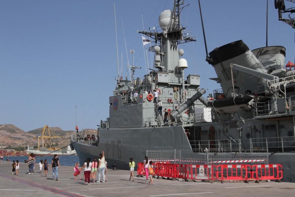 Puertas abiertas del buque Infanta Elena y exposiciones por el Día de las FF AA en Cartagena