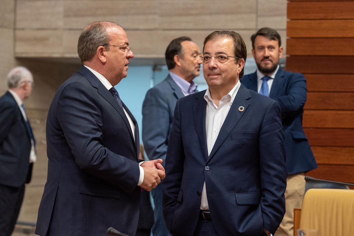 José Antonio Monago y Guillermo Fernández Vara charlando en el último pleno de la legislatura.