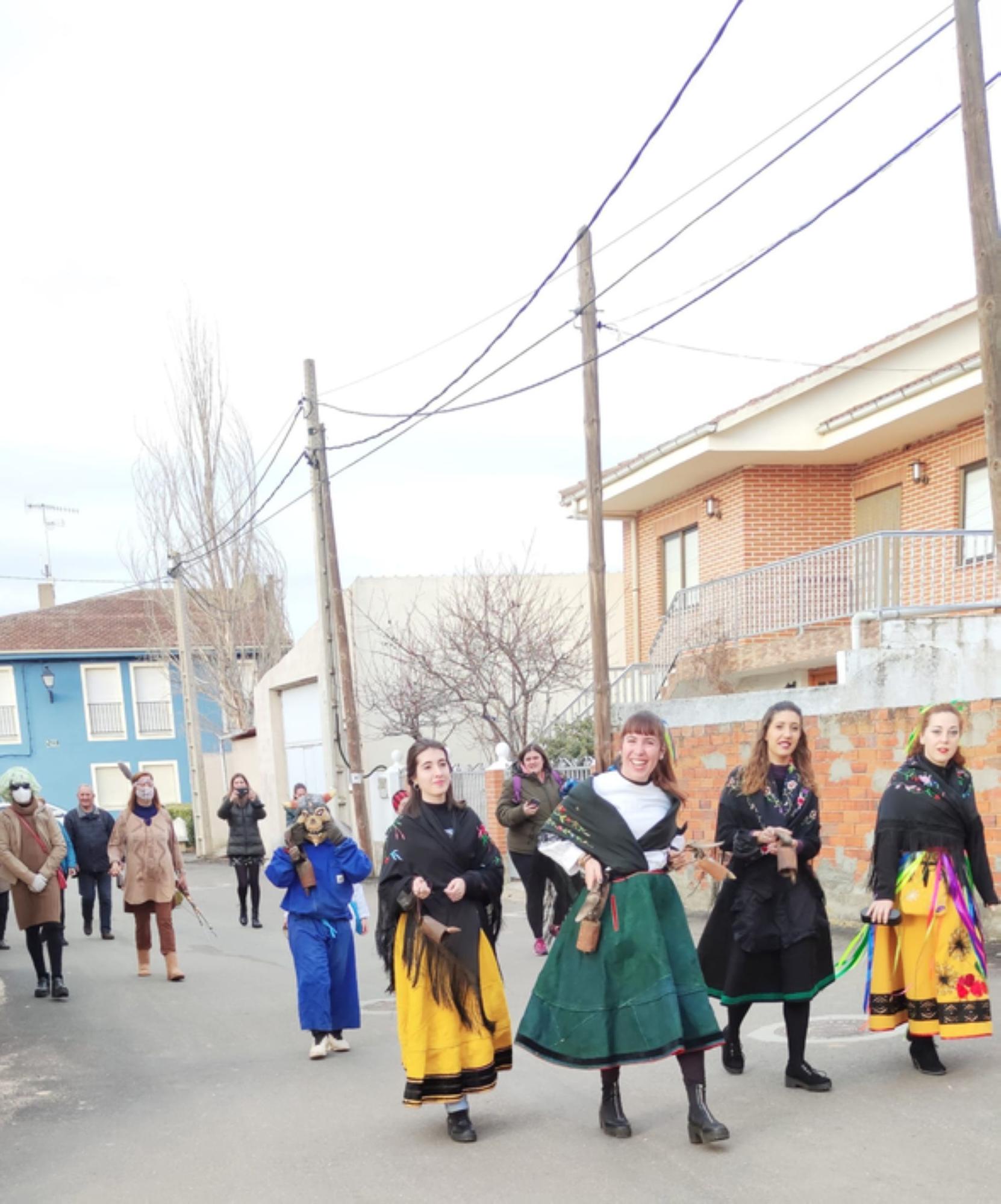 Recorrido de la cencerrada en Pueblica de Valverde. / E. P.