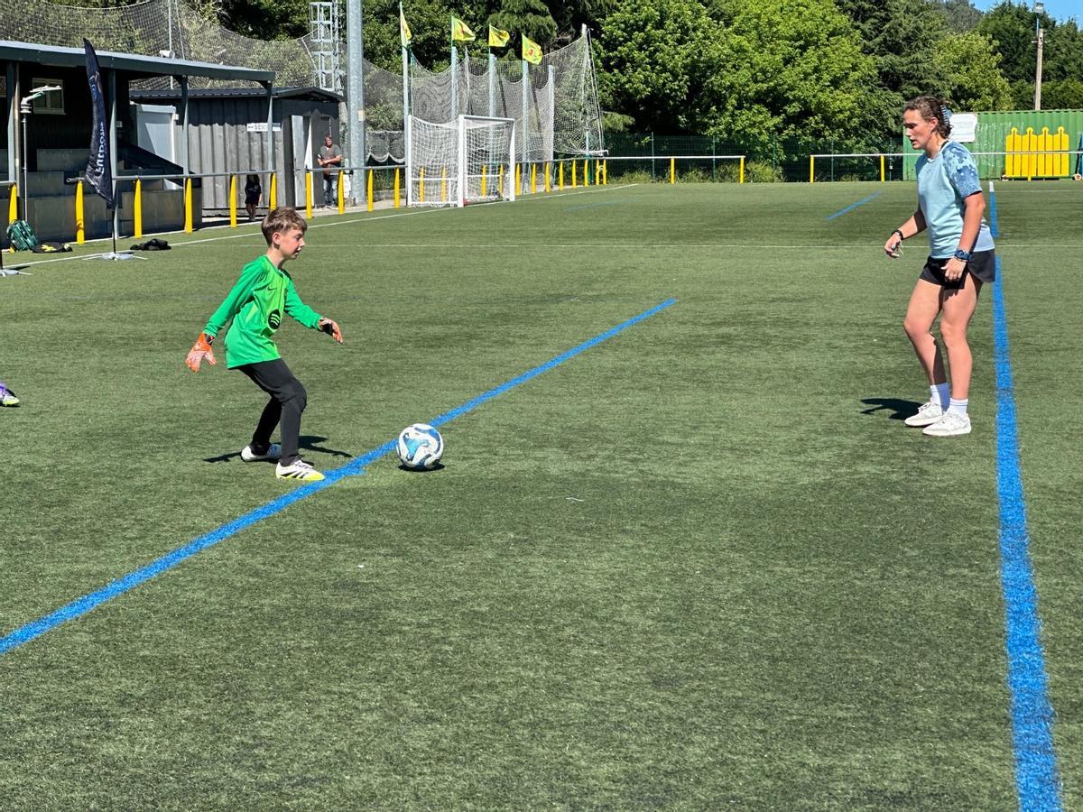 En imágenes: el club Valdés ACF conoce los secretos del portero gracias a la avilesina María Echezarreta, "Cheza"