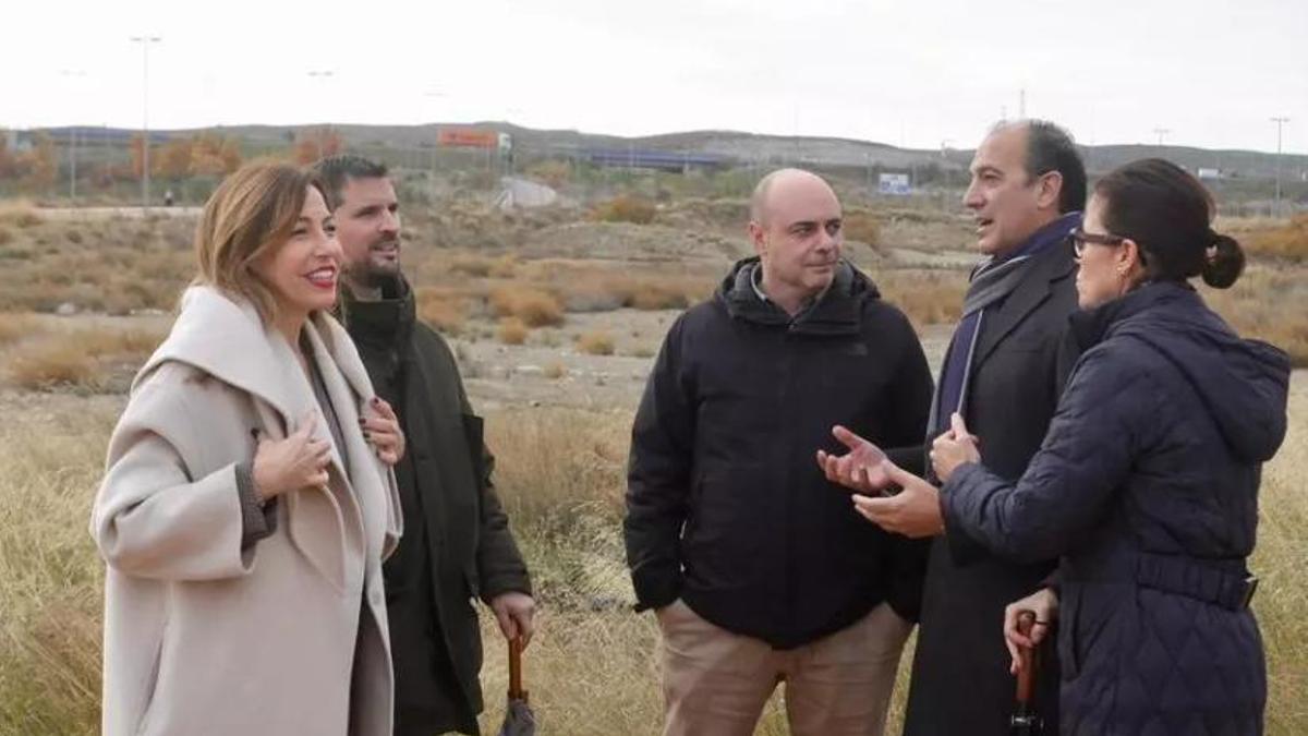 La alcaldesa de Zaragoza, Natalia Chueca, y el consejero de Sanidad del Gobierno de Aragón, José Luis Bancalero, en el acto que había sido suspendido por la Junta Electoral.