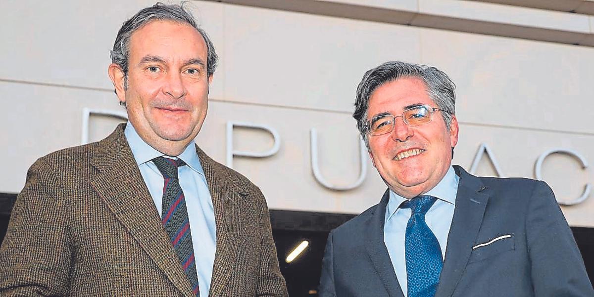 El síndic del Partido Popular en las Cortes Valencianas, el alcoyano Nando Pastor, junto al portavoz del PP de Alcoy y diputado provincial de Desarrollo Económico, Sectores Productivos y Fondos Europeos, Carlos Pastor, en el acceso al auditorio de la Diputación.