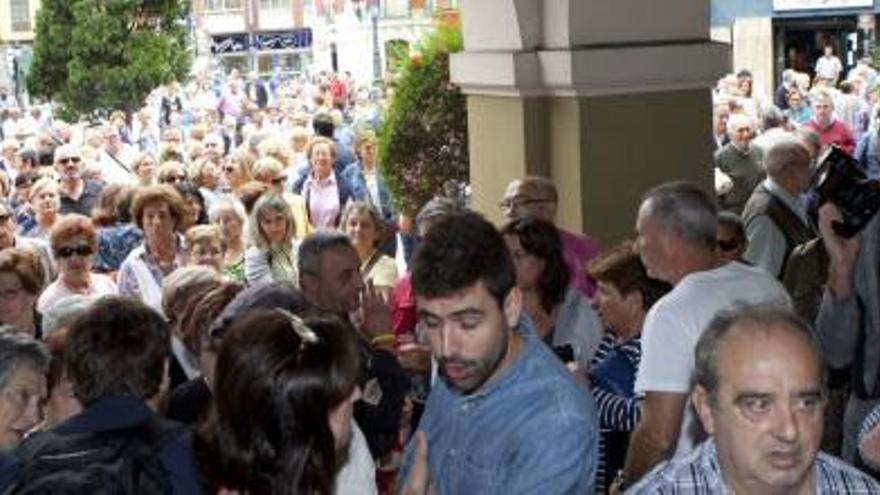 La entrega de las firmas contra la retirada de la Virgen del Carbayu del Ayuntamiento de Langreo ha acabado en bronca