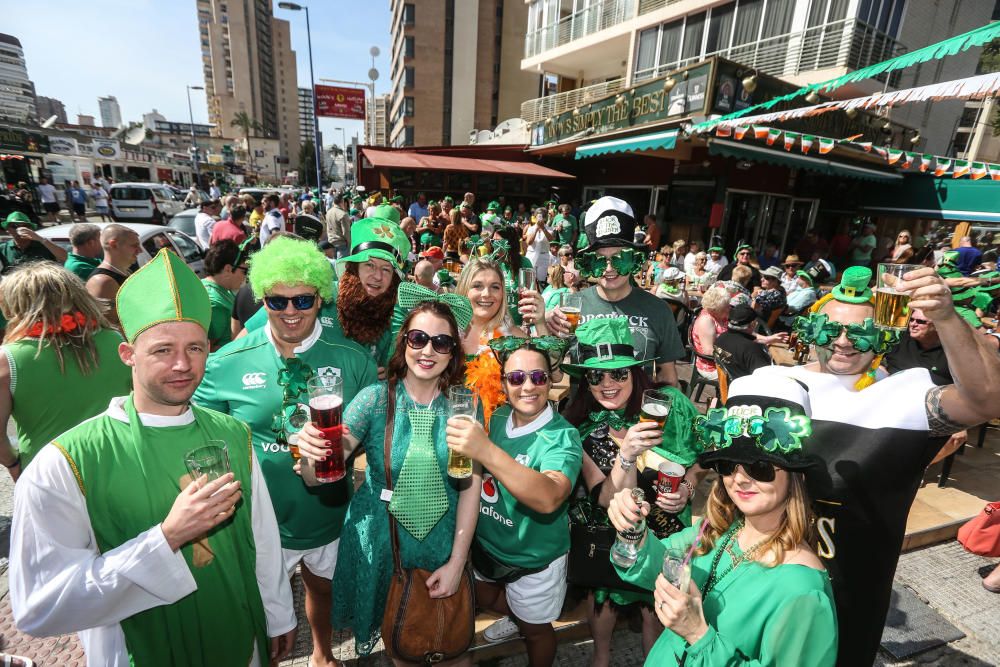 Cientos de turistas y vecinos celebran la fiesta nacional irlandesa y tiñen las calles de verde