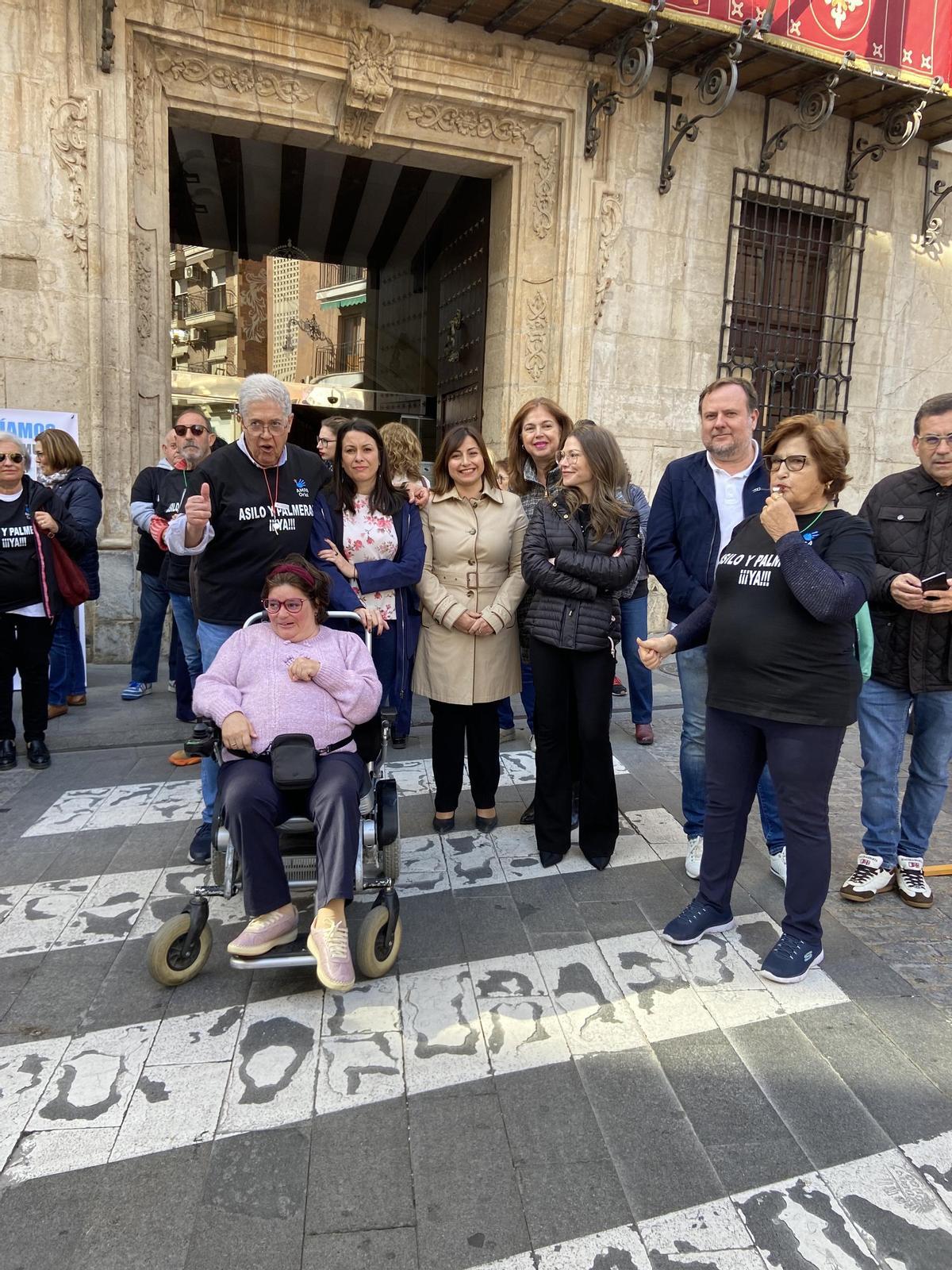 Concejales del grupo socialista junto con manifestantes