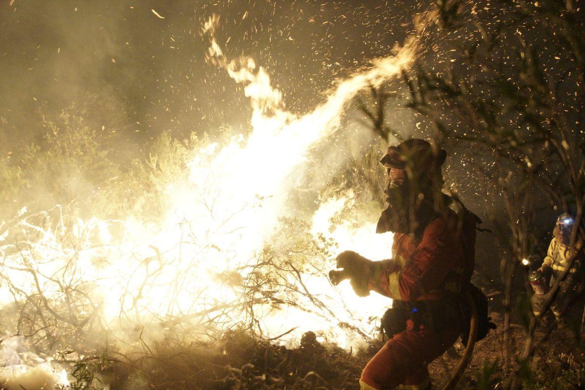 Los bomberos tratan de combatir el fuego declarado ayer en la localidad de El Ladrillar (Cáceres) donde la UME está colaborando con el dispositivo Infoex.