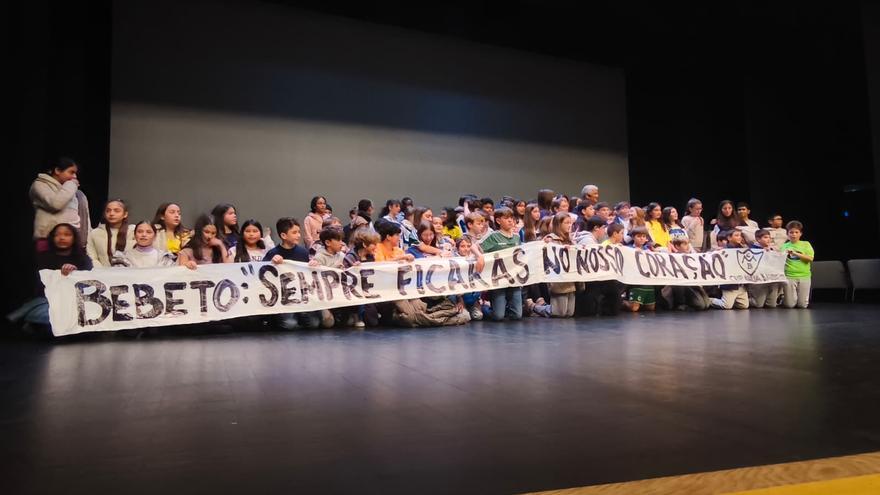 Bebeto, aclamado en A Coruña por 400 escolares en un Ágora más blanquiazul que nunca: «Sempre ficarás no nosso coraçao»