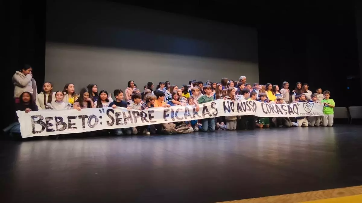 Bebeto, aclamado por 400 escolares en un Ágora más blanquiazul que nunca: «Sempre ficarás no nosso coraçao»