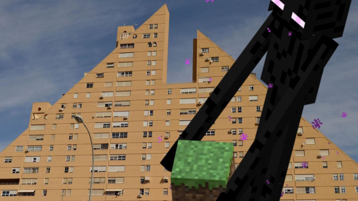 Un Enderman frente al edificio La Pirámide de Alicante.