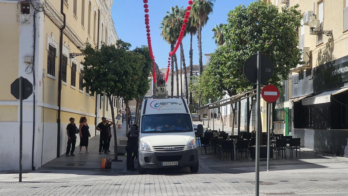Los farolillos rojos ya lucen en el centro de Mérida.