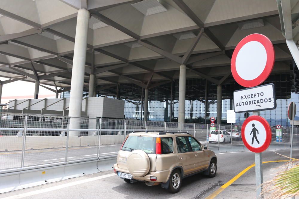 El Aeropuerto de Málaga-Costa del Sol ha terminado de reorganizar los viales en el nivel de la terminal de Salidas, eliminando las plazas de subida y bajada en la puerta de la terminal, que ha sido sustituida por 300 plazas disponibles en el aparcamiento y que se ofrecen de forma gratuita durante 15 minutos