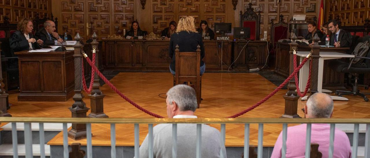 Una empleada de la UTE testifica ante las magistradas de la Audiencia.